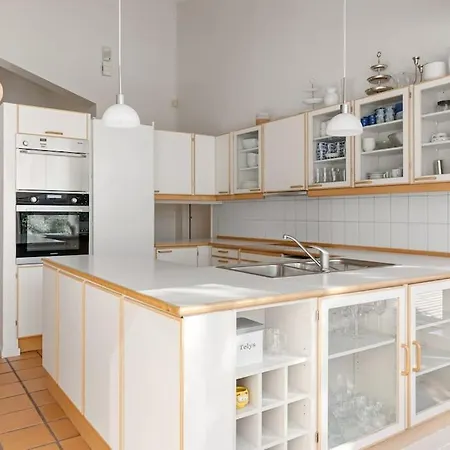 Elegant 4br With Great Views And Location