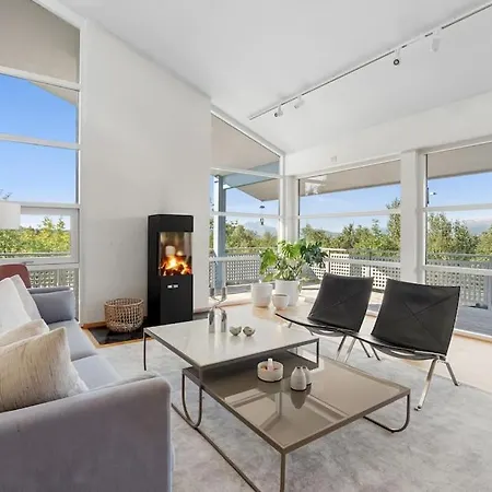 Elegant 4br With Great Views And Location